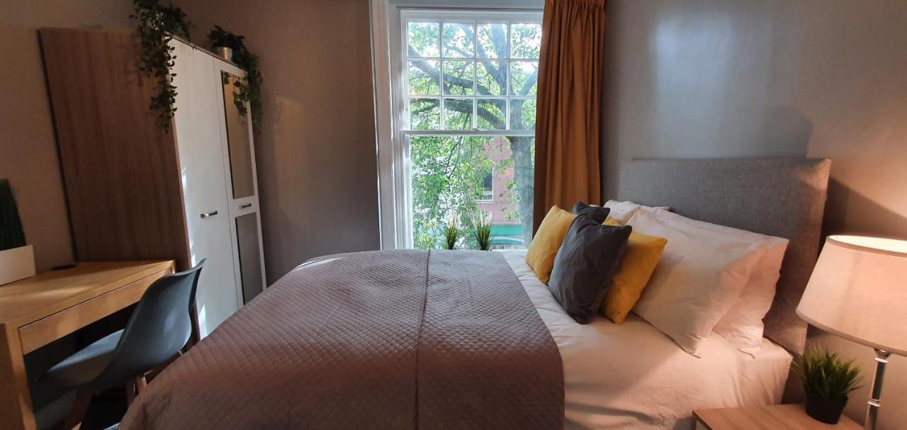 Darwin Stays - Service Accommodation In Newcastle Under Lyme City Centre Zewnętrze zdjęcie
