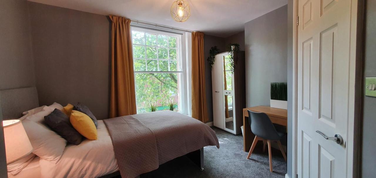Darwin Stays - Service Accommodation In Newcastle Under Lyme City Centre Zewnętrze zdjęcie