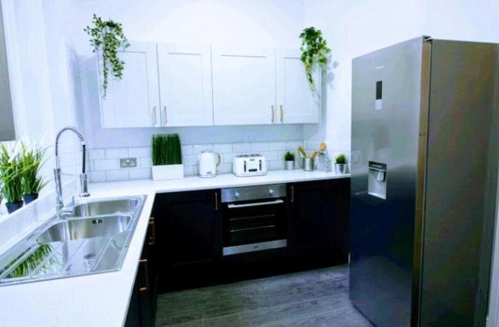 Darwin Stays - Service Accommodation In Newcastle Under Lyme City Centre Zewnętrze zdjęcie