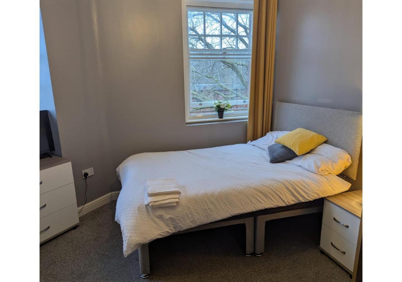Darwin Stays - Service Accommodation In Newcastle Under Lyme City Centre Zewnętrze zdjęcie
