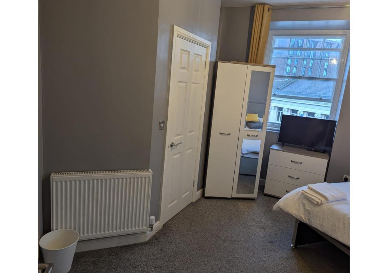 Darwin Stays - Service Accommodation In Newcastle Under Lyme City Centre Zewnętrze zdjęcie